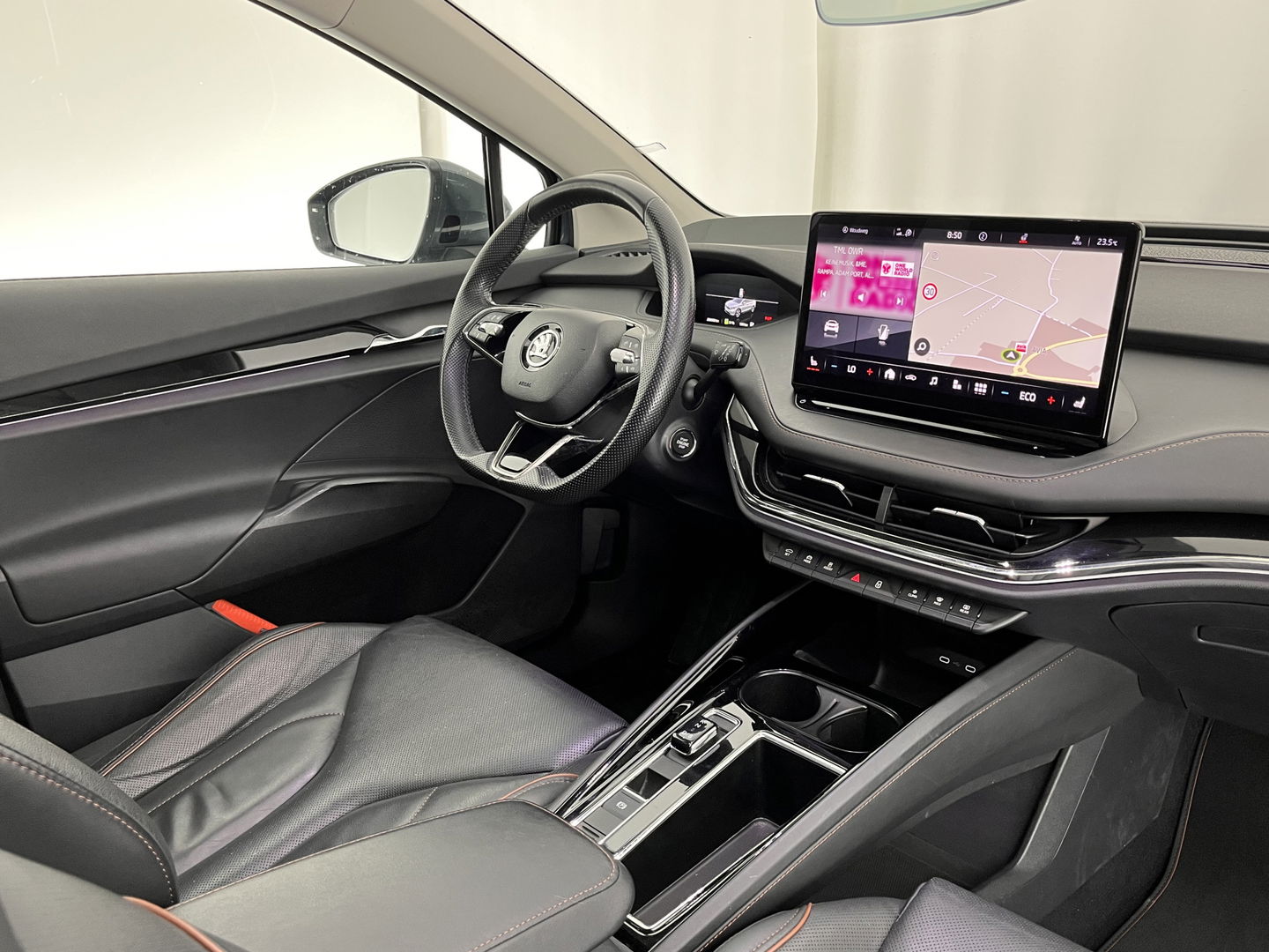 Škoda Enyaq iV 80 Luxus [ 3-Fase ] (INCL-BTW) *PANO | LUXURY-LEATHER | HEAD-UP | ADAPTIVE-CRUISE | MEMORY-PACK | FULL-LED | DIGI-COCKPIT | BLIND-SPOT | NAVI-FULLMAP | KEYLESS | CAMERA | HEATED-SPORTSEATS | KEYLESS | 19"ALU*