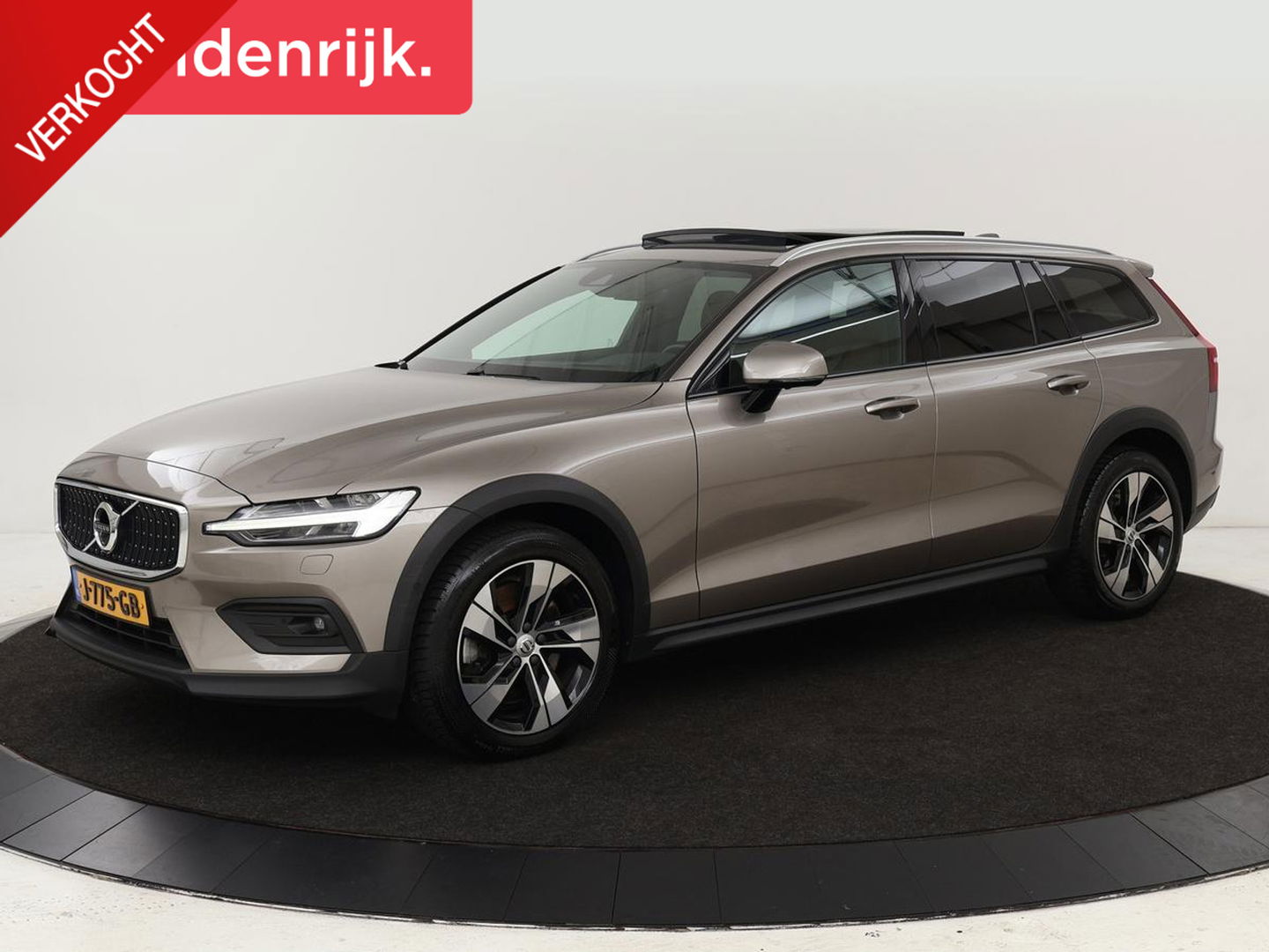 Volvo V60 Cross Country 2.0 B5 AWD Pro | Panoramadak | Head-Up | Leder | Stoelverwarming | Trekhaak | Adaptive cruise | Carplay | Navigatie | Keyless | Harman/Kardon