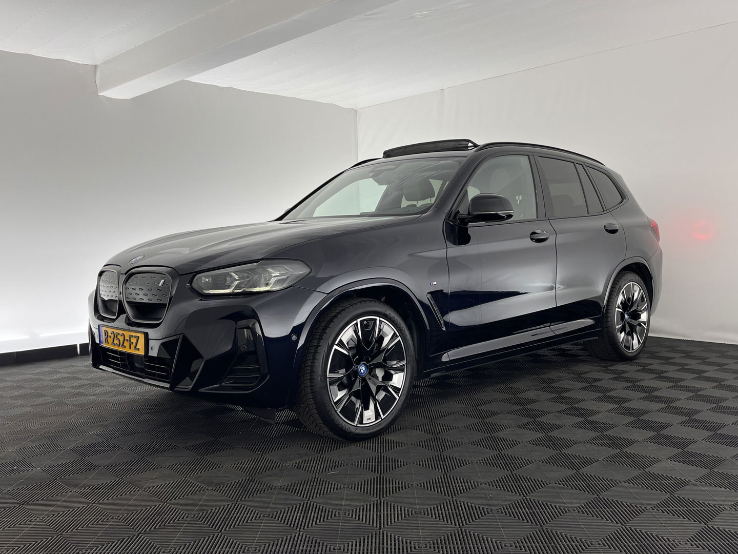 BMW iX3 High Executive Shadow-line-Plus-Pack 80 kWh [ 3-Fase ] (INCL-BTW) *PANO | LUXURY-LEATHER | FULL-LED | MEMORY-PACK | HEAD-UP | ADAPTIVE-CRUISE | TOPVIEW | HARMAN/KARDON-AUDIO | BLIND-SPOT | SPORT-SEATS | DAB+ | CARPLAY | KEYLESS | 20''ALU*