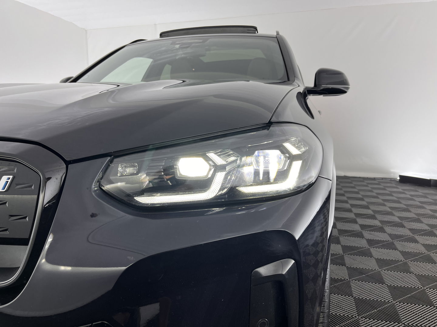 BMW iX3 High Executive Shadow-line-Plus-Pack 80 kWh [ 3-Fase ] (INCL-BTW) *PANO | LUXURY-LEATHER | FULL-LED | MEMORY-PACK | HEAD-UP | ADAPTIVE-CRUISE | TOPVIEW | HARMAN/KARDON-AUDIO | BLIND-SPOT | SPORT-SEATS | DAB+ | CARPLAY | KEYLESS | 20''ALU*