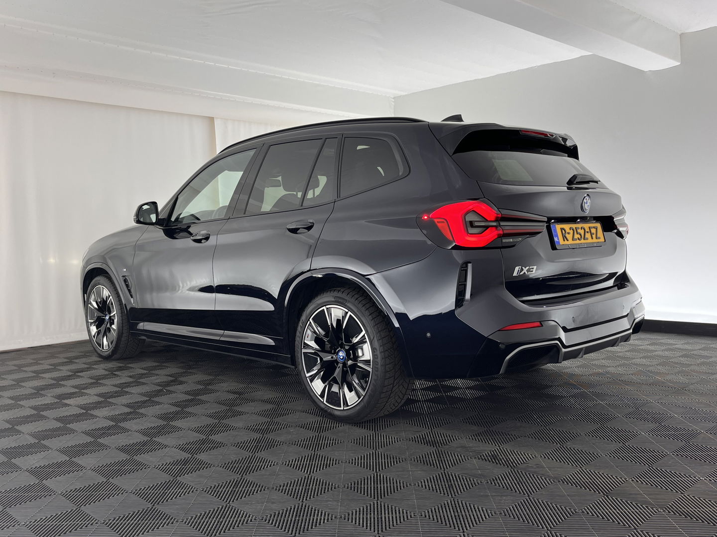 BMW iX3 High Executive Shadow-line-Plus-Pack 80 kWh [ 3-Fase ] (INCL-BTW) *PANO | LUXURY-LEATHER | FULL-LED | MEMORY-PACK | HEAD-UP | ADAPTIVE-CRUISE | TOPVIEW | HARMAN/KARDON-AUDIO | BLIND-SPOT | SPORT-SEATS | DAB+ | CARPLAY | KEYLESS | 20''ALU*
