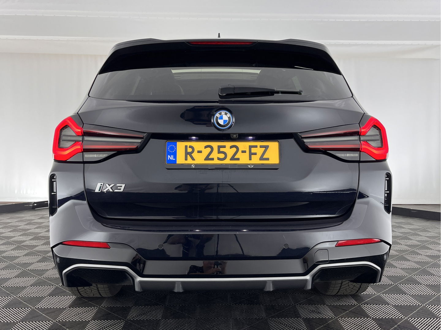 BMW iX3 High Executive Shadow-line-Plus-Pack 80 kWh [ 3-Fase ] (INCL-BTW) *PANO | LUXURY-LEATHER | FULL-LED | MEMORY-PACK | HEAD-UP | ADAPTIVE-CRUISE | TOPVIEW | HARMAN/KARDON-AUDIO | BLIND-SPOT | SPORT-SEATS | DAB+ | CARPLAY | KEYLESS | 20''ALU*