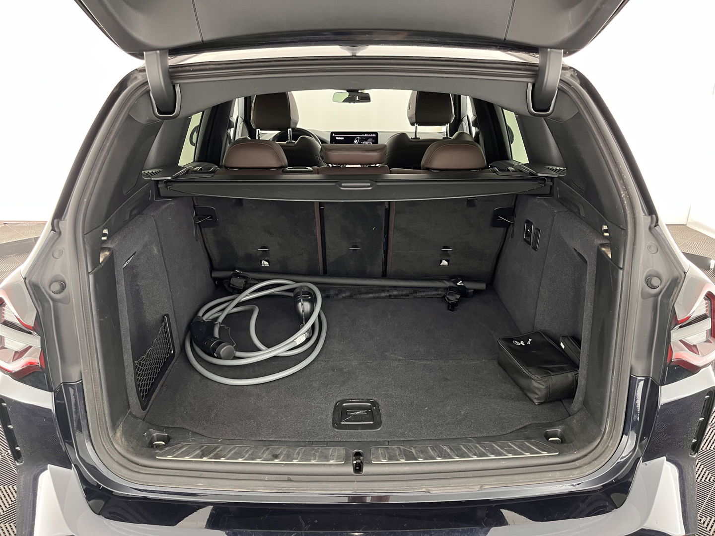 BMW iX3 High Executive Shadow-line-Plus-Pack 80 kWh [ 3-Fase ] (INCL-BTW) *PANO | LUXURY-LEATHER | FULL-LED | MEMORY-PACK | HEAD-UP | ADAPTIVE-CRUISE | TOPVIEW | HARMAN/KARDON-AUDIO | BLIND-SPOT | SPORT-SEATS | DAB+ | CARPLAY | KEYLESS | 20''ALU*