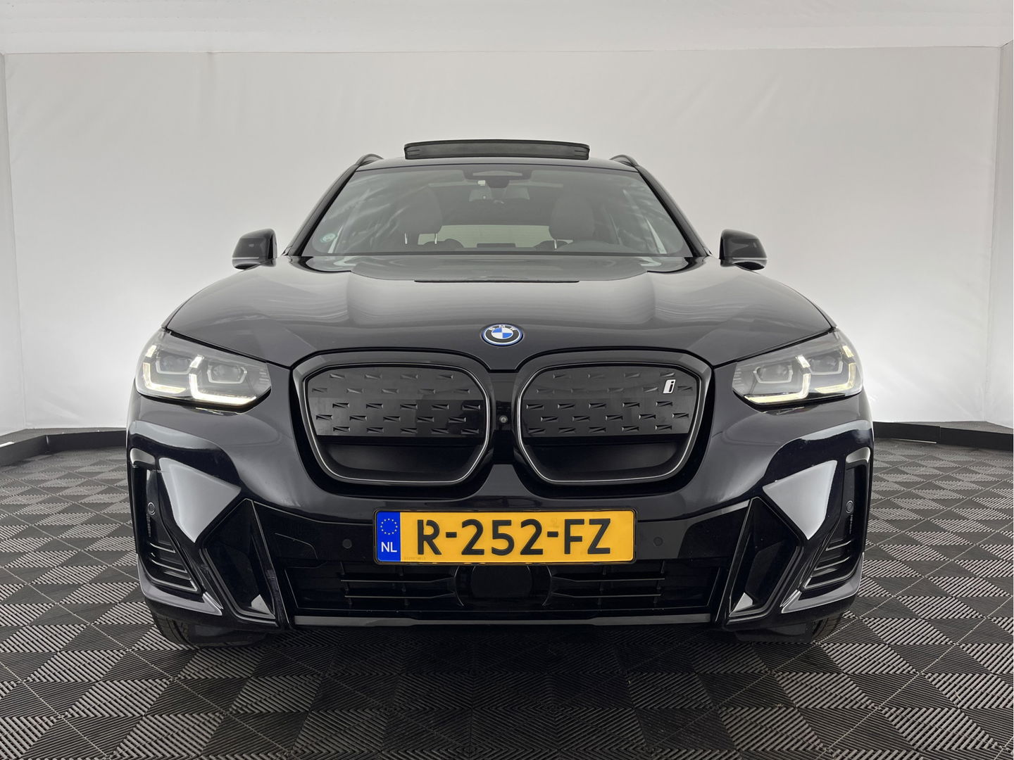 BMW iX3 High Executive Shadow-line-Plus-Pack 80 kWh [ 3-Fase ] (INCL-BTW) *PANO | LUXURY-LEATHER | FULL-LED | MEMORY-PACK | HEAD-UP | ADAPTIVE-CRUISE | TOPVIEW | HARMAN/KARDON-AUDIO | BLIND-SPOT | SPORT-SEATS | DAB+ | CARPLAY | KEYLESS | 20''ALU*