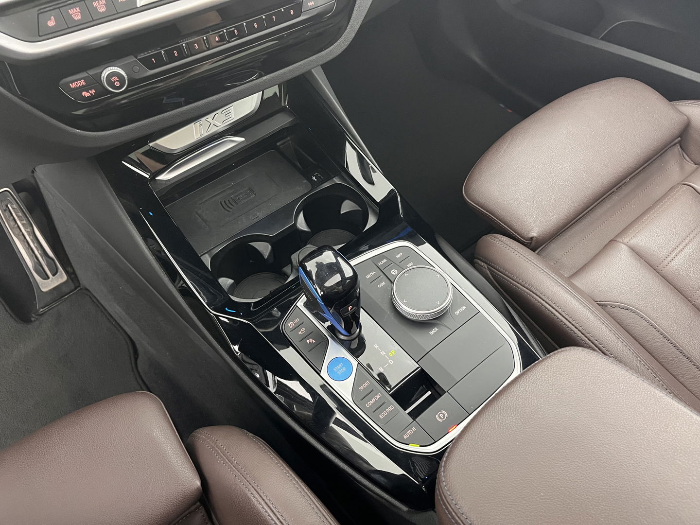 BMW iX3 High Executive Shadow-line-Plus-Pack 80 kWh [ 3-Fase ] (INCL-BTW) *PANO | LUXURY-LEATHER | FULL-LED | MEMORY-PACK | HEAD-UP | ADAPTIVE-CRUISE | TOPVIEW | HARMAN/KARDON-AUDIO | BLIND-SPOT | SPORT-SEATS | DAB+ | CARPLAY | KEYLESS | 20''ALU*