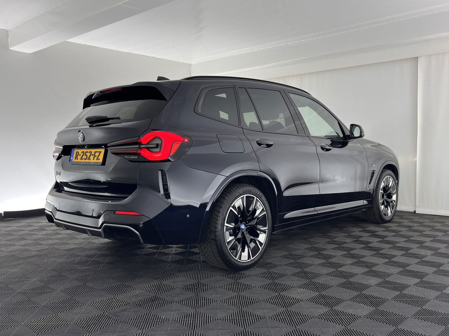 BMW iX3 High Executive Shadow-line-Plus-Pack 80 kWh [ 3-Fase ] (INCL-BTW) *PANO | LUXURY-LEATHER | FULL-LED | MEMORY-PACK | HEAD-UP | ADAPTIVE-CRUISE | TOPVIEW | HARMAN/KARDON-AUDIO | BLIND-SPOT | SPORT-SEATS | DAB+ | CARPLAY | KEYLESS | 20''ALU*