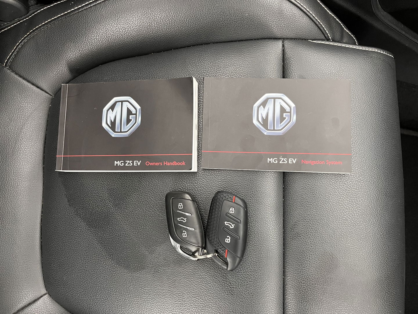 MG Mg Zs EV Luxury 45 kWh (INCL-BTW) *PANO | FULL-LEATHER | CCS-FASTLOADER | KEYLESS | NAVI-FULLMAP | ADAPTIVE-CRUISE | CAMERA | HEATED-SPORT-SEATS | CARPLAY | BLINDSPOT | DAB | LANE-ASSIST | 17"ALU*
