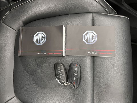 MG Mg Zs EV Luxury 45 kWh (INCL-BTW) *PANO | FULL-LEATHER | CCS-FASTLOADER | KEYLESS | NAVI-FULLMAP | ADAPTIVE-CRUISE | CAMERA | HEATED-SPORT-SEATS | CARPLAY | BLINDSPOT | DAB | LANE-ASSIST | 17"ALU*