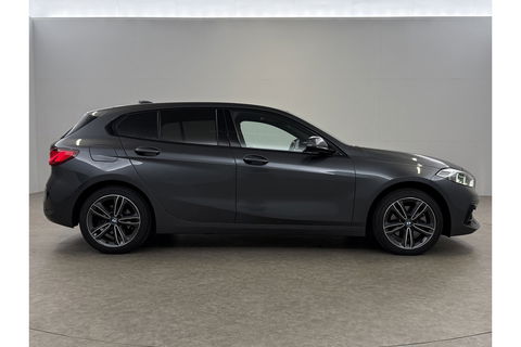 BMW 1-serie 118i M Sport LED Camera Carplay Sfeerverl. Trekhaak Virtual Navi Clima Cruise 17"LMV PDC
