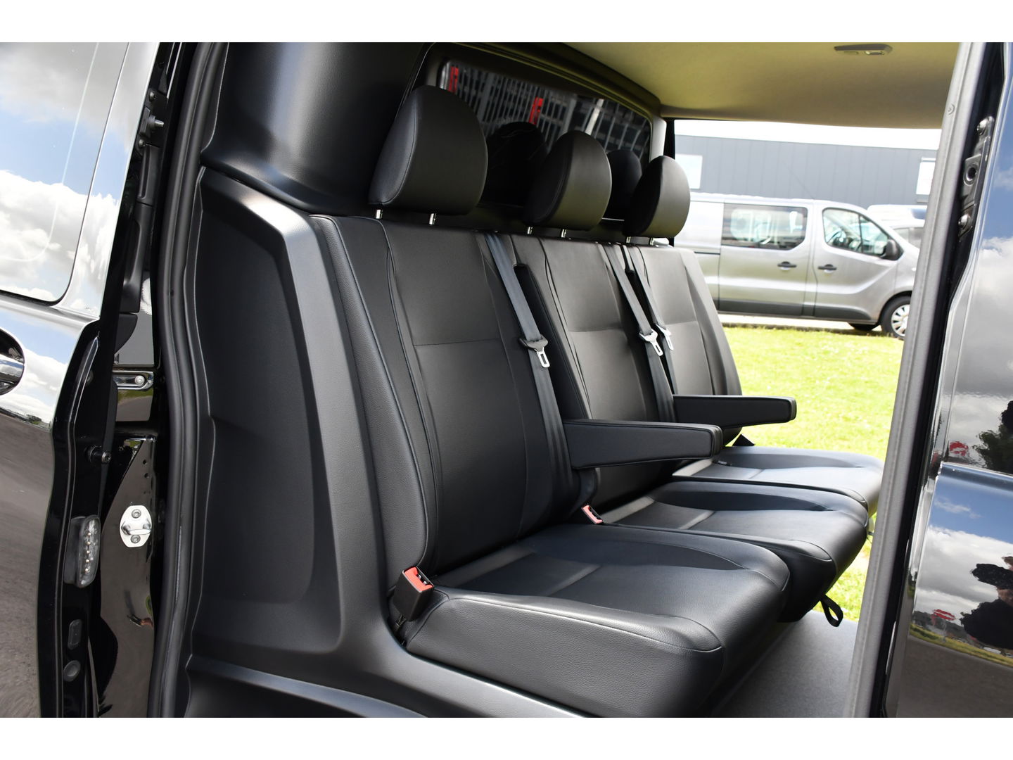 Mercedes-Benz Vito 114 CDI Lang DC Black Edition Camera, Cruise, Carplay, 190PK, Automaat, 2 x Schuifdeur, Leder, LED, Uniek!