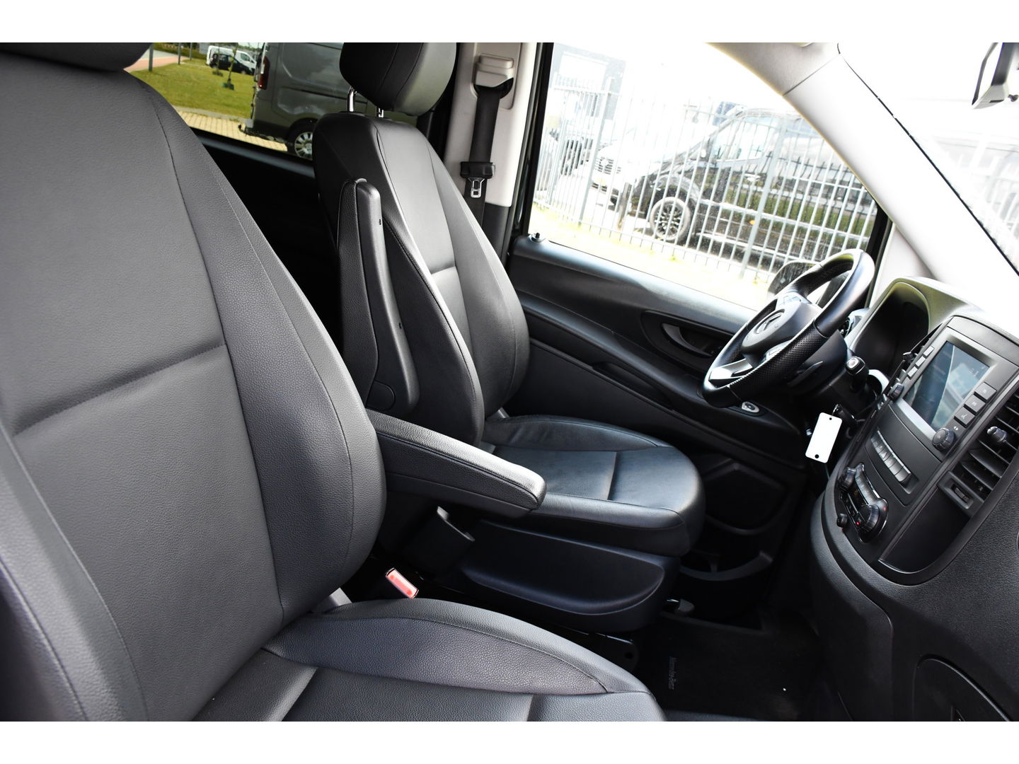 Mercedes-Benz Vito 114 CDI Lang DC Black Edition Camera, Cruise, Carplay, 190PK, Automaat, 2 x Schuifdeur, Leder, LED, Uniek!