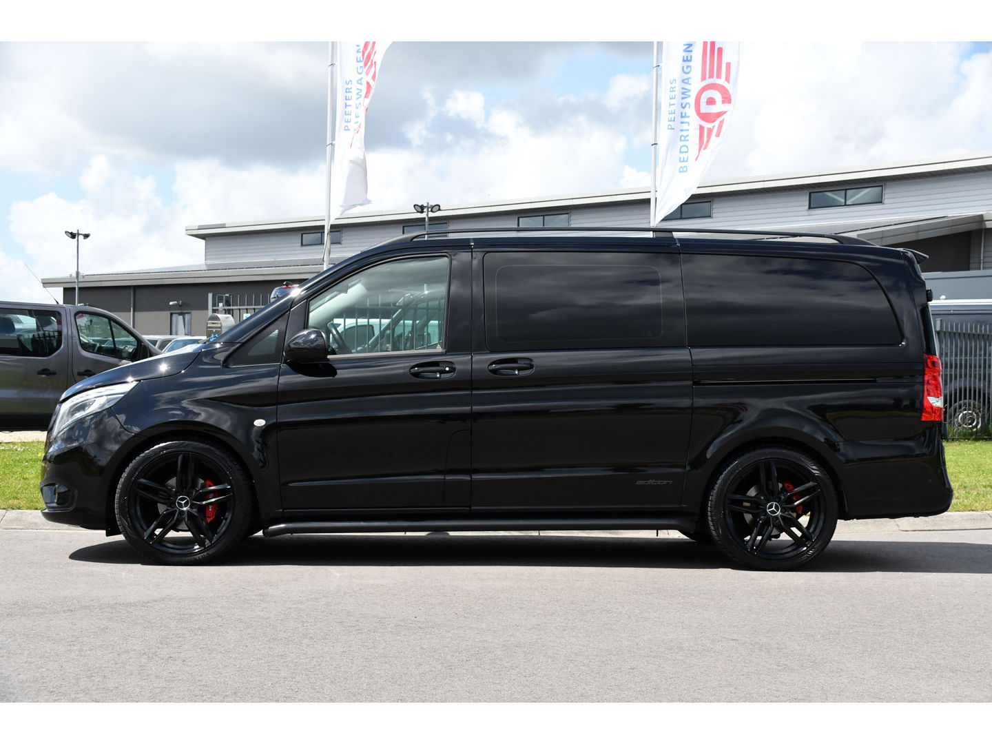 Mercedes-Benz Vito 114 CDI Lang DC Black Edition Camera, Cruise, Carplay, 190PK, Automaat, 2 x Schuifdeur, Leder, LED, Uniek!