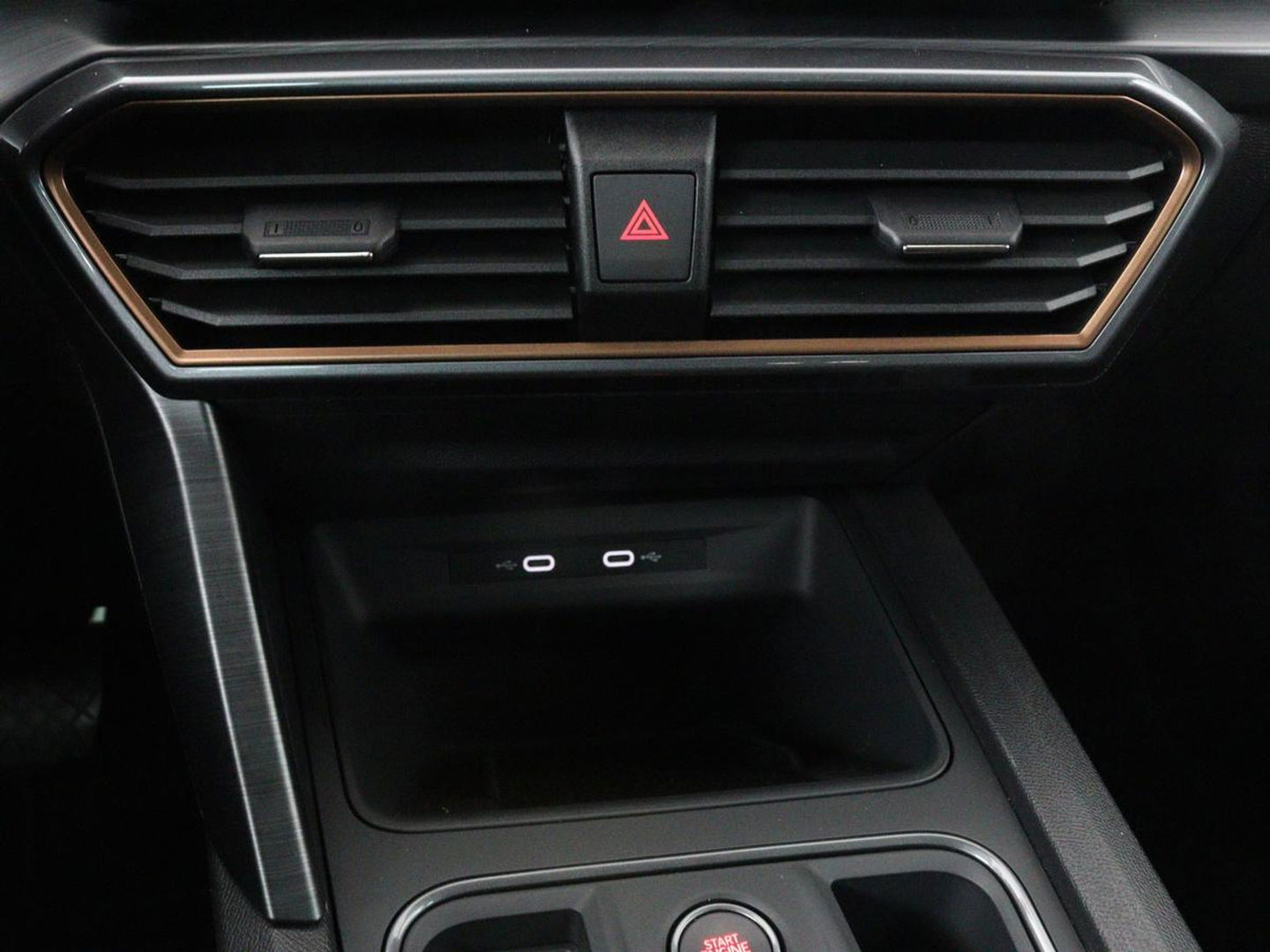 CUPRA Formentor 1.4 e-Hybrid | Adaptive cruise | Stuurverwarming | Full LED | Sportstoelen | Keyless | Climate control | Parkeerhulp | DAB | Sfeerverlichting | PHEV