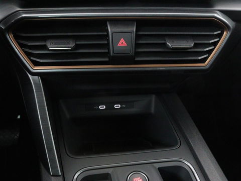 CUPRA Formentor 1.4 e-Hybrid | Adaptive cruise | Stuurverwarming | Full LED | Sportstoelen | Keyless | Climate control | Parkeerhulp | DAB | Sfeerverlichting | PHEV