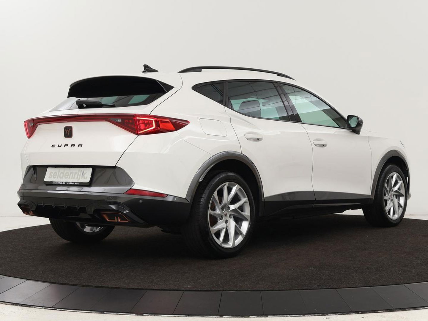 CUPRA Formentor 1.4 e-Hybrid | Adaptive cruise | Stuurverwarming | Full LED | Sportstoelen | Keyless | Climate control | Parkeerhulp | DAB | Sfeerverlichting | PHEV