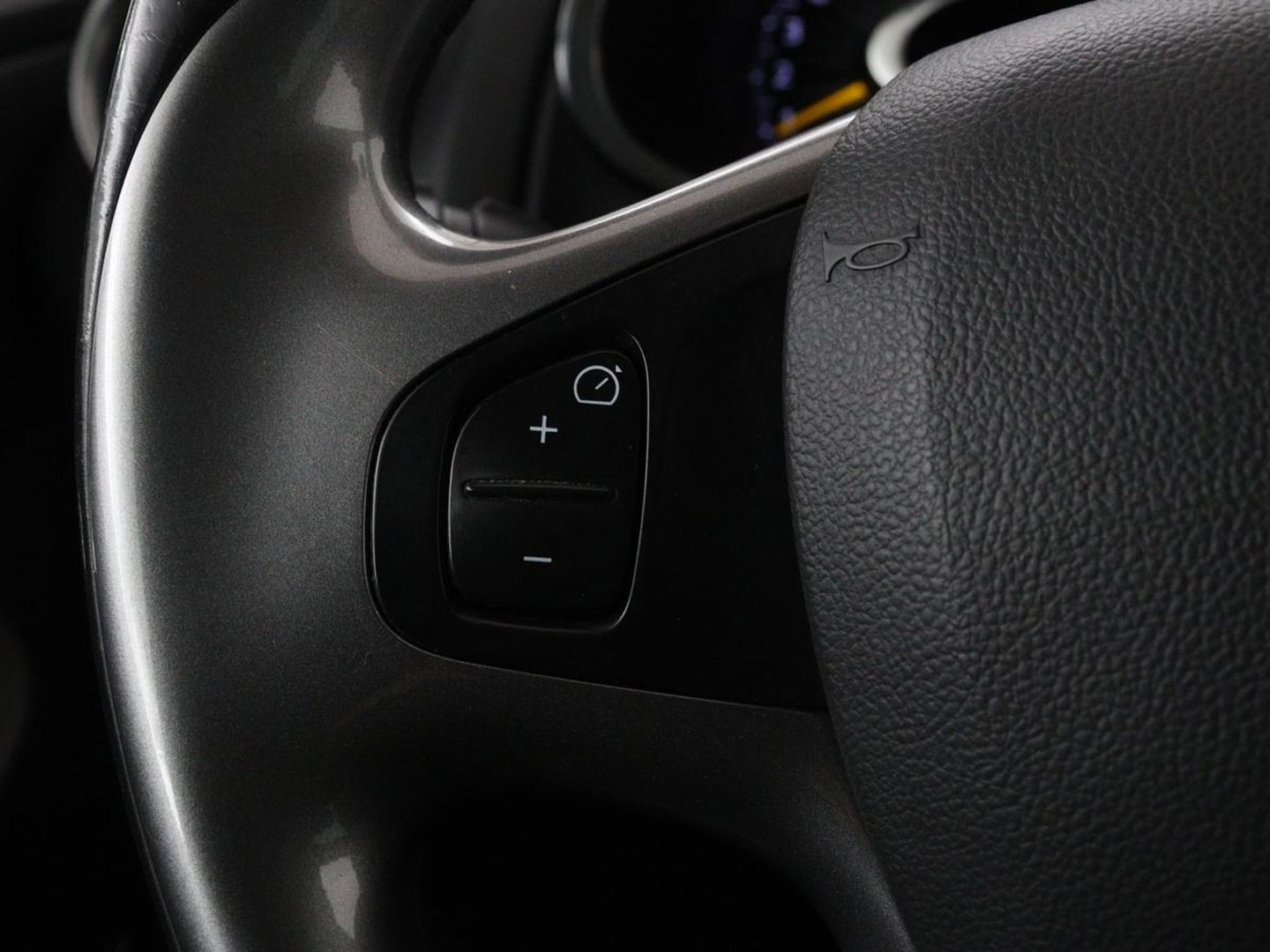 Renault Clio 0.9 TCe Limited | Trekhaak | Camera | Navigatie | Cruise control | Airco | Bluetooth | Parkeerhulp | Getint glas | DAB