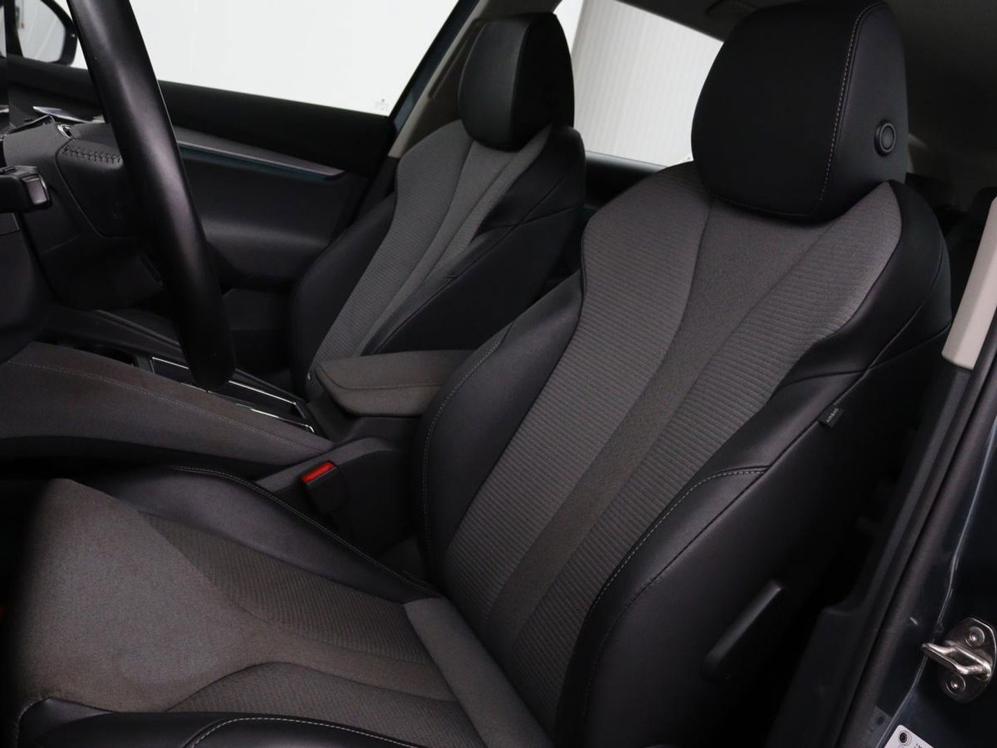 Škoda Enyaq iV 60 | Trekhaak | Camera | Sfeerverlichting | Carplay | Full LED | Navigatie | Cruise control | Bluetooth | Parkeerhulp | DAB