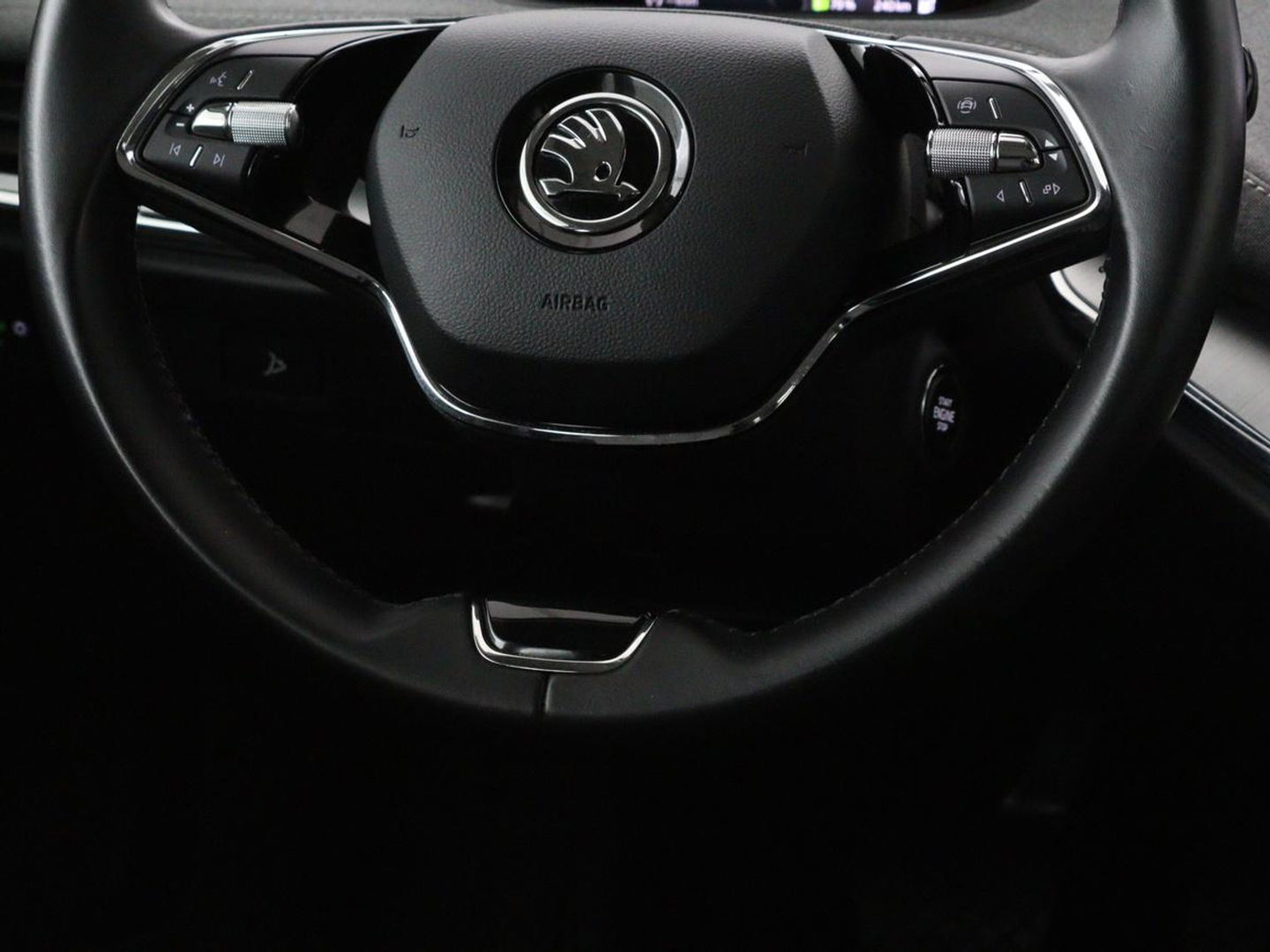 Škoda Enyaq iV 60 | Trekhaak | Camera | Sfeerverlichting | Carplay | Full LED | Navigatie | Cruise control | Bluetooth | Parkeerhulp | DAB