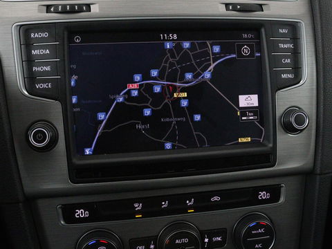 Volkswagen Golf 1.0 TSI Connected Series | Carplay | Camera | Navigatie | Climate control | Parkeerhulp | Cruise control | Sportstoelen