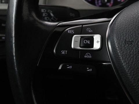 Volkswagen Golf 1.0 TSI Connected Series | Carplay | Camera | Navigatie | Climate control | Parkeerhulp | Cruise control | Sportstoelen