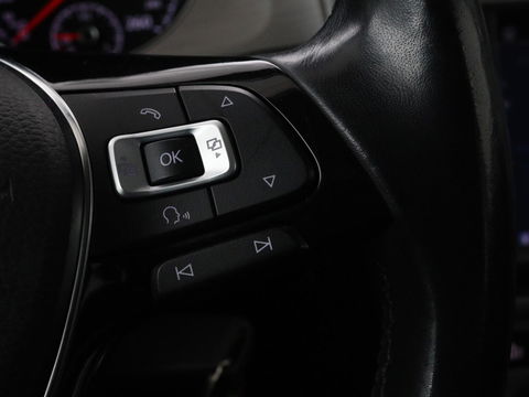 Volkswagen Golf 1.0 TSI Connected Series | Carplay | Camera | Navigatie | Climate control | Parkeerhulp | Cruise control | Sportstoelen