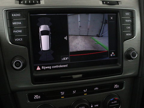 Volkswagen Golf 1.0 TSI Connected Series | Carplay | Camera | Navigatie | Climate control | Parkeerhulp | Cruise control | Sportstoelen