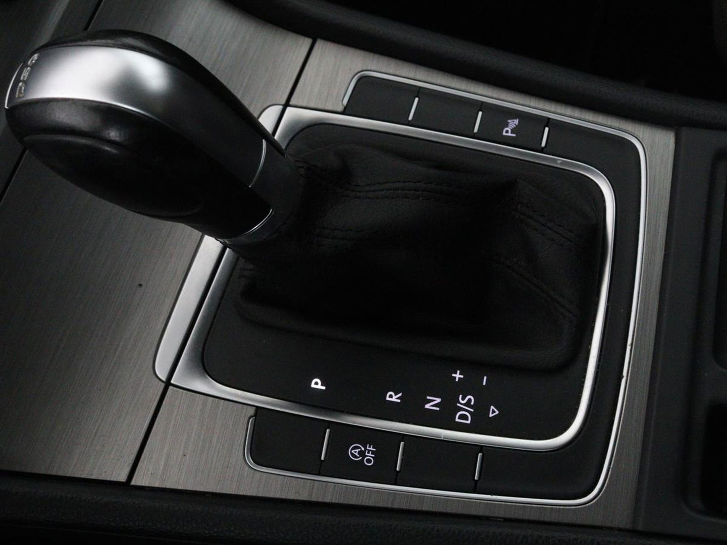 Volkswagen Golf 1.0 TSI Connected Series | Carplay | Camera | Navigatie | Climate control | Parkeerhulp | Cruise control | Sportstoelen