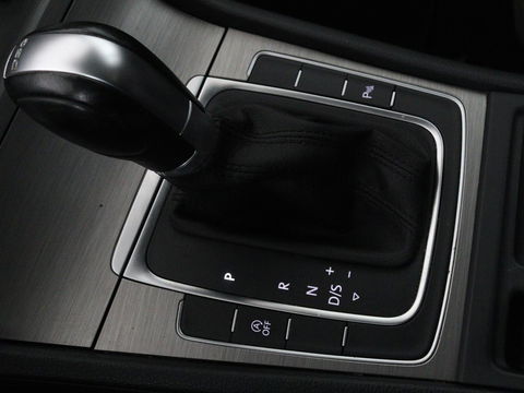 Volkswagen Golf 1.0 TSI Connected Series | Carplay | Camera | Navigatie | Climate control | Parkeerhulp | Cruise control | Sportstoelen