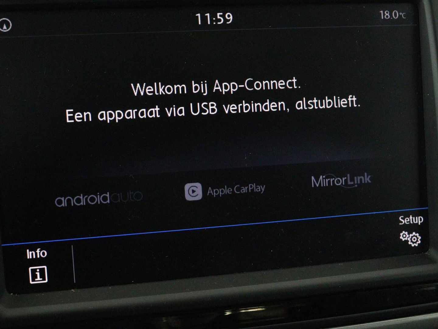 Volkswagen Golf 1.0 TSI Connected Series | Carplay | Camera | Navigatie | Climate control | Parkeerhulp | Cruise control | Sportstoelen