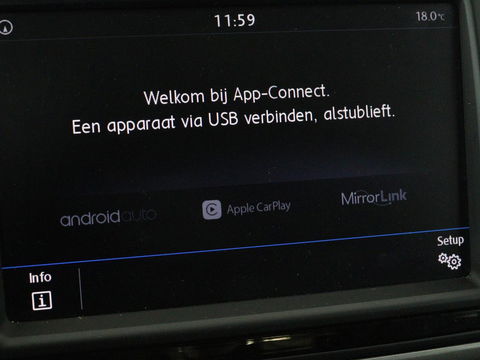 Volkswagen Golf 1.0 TSI Connected Series | Carplay | Camera | Navigatie | Climate control | Parkeerhulp | Cruise control | Sportstoelen
