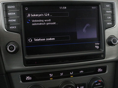 Volkswagen Golf 1.0 TSI Connected Series | Carplay | Camera | Navigatie | Climate control | Parkeerhulp | Cruise control | Sportstoelen