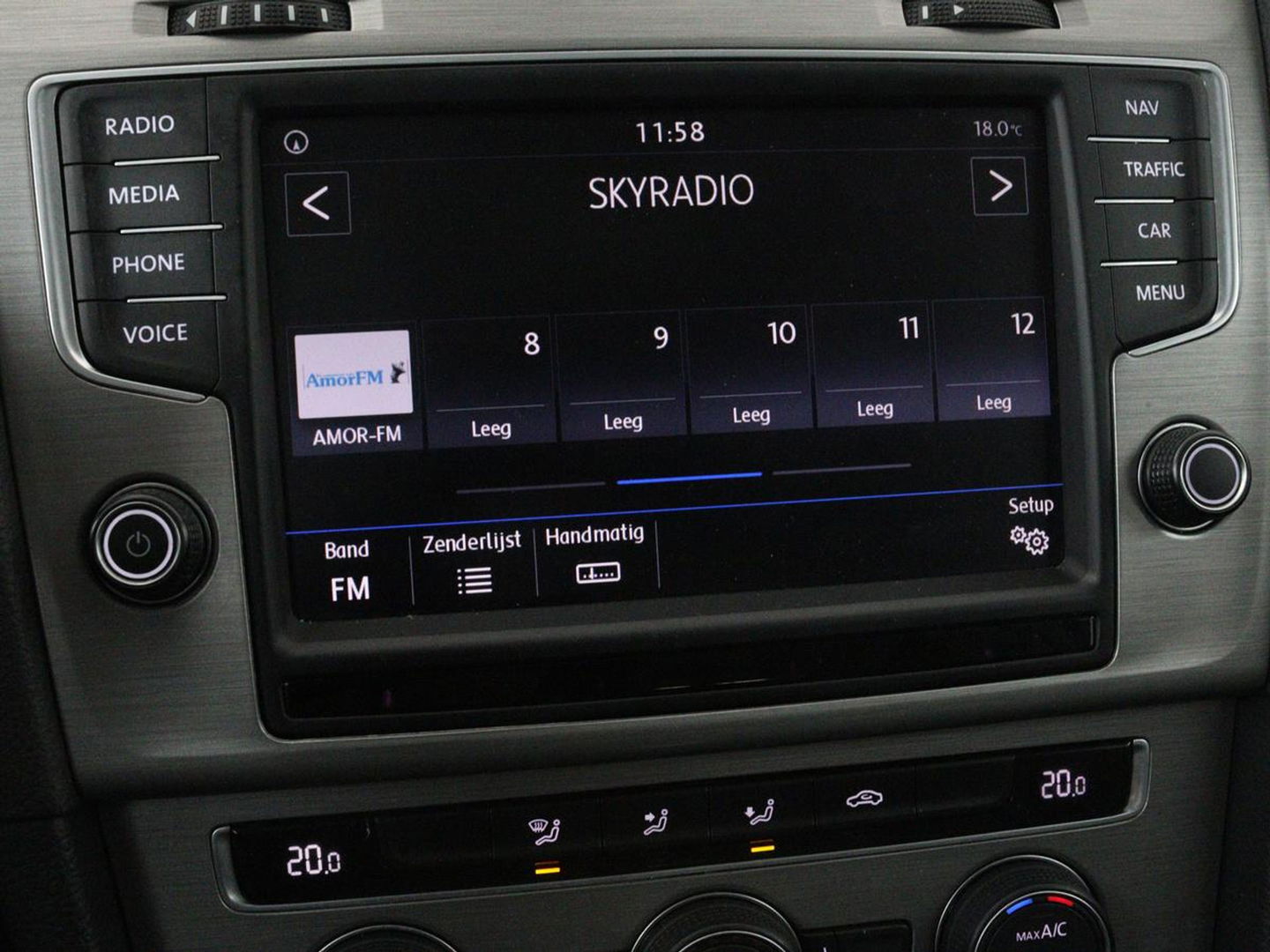 Volkswagen Golf 1.0 TSI Connected Series | Carplay | Camera | Navigatie | Climate control | Parkeerhulp | Cruise control | Sportstoelen