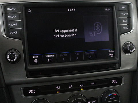 Volkswagen Golf 1.0 TSI Connected Series | Carplay | Camera | Navigatie | Climate control | Parkeerhulp | Cruise control | Sportstoelen