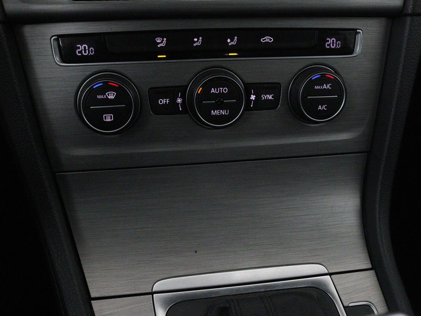 Volkswagen Golf 1.0 TSI Connected Series | Carplay | Camera | Navigatie | Climate control | Parkeerhulp | Cruise control | Sportstoelen