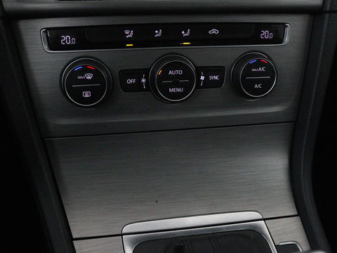 Volkswagen Golf 1.0 TSI Connected Series | Carplay | Camera | Navigatie | Climate control | Parkeerhulp | Cruise control | Sportstoelen