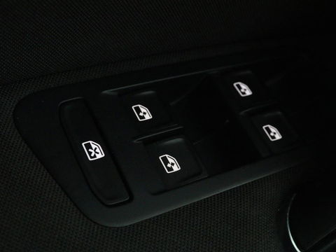 Volkswagen Golf 1.0 TSI Connected Series | Carplay | Camera | Navigatie | Climate control | Parkeerhulp | Cruise control | Sportstoelen