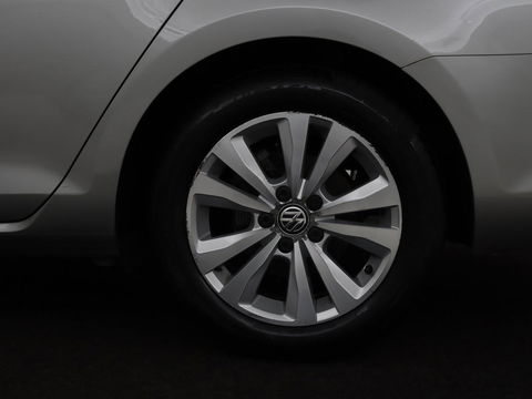 Volkswagen Golf 1.0 TSI Connected Series | Carplay | Camera | Navigatie | Climate control | Parkeerhulp | Cruise control | Sportstoelen