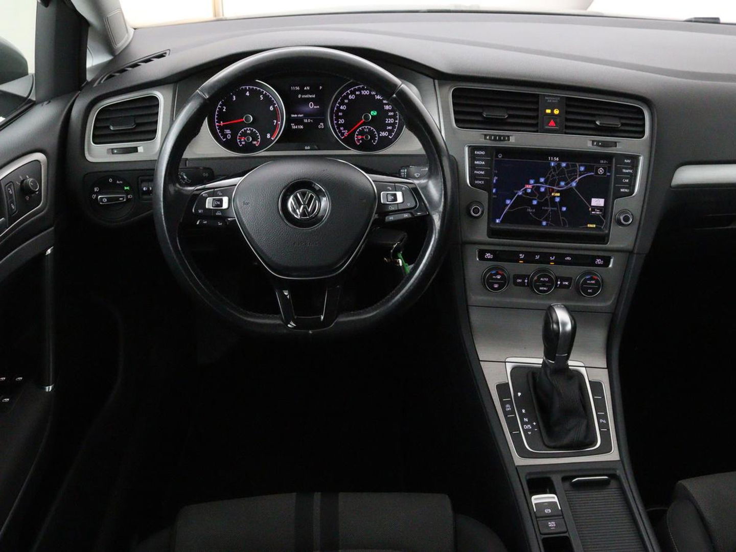 Volkswagen Golf 1.0 TSI Connected Series | Carplay | Camera | Navigatie | Climate control | Parkeerhulp | Cruise control | Sportstoelen