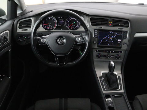 Volkswagen Golf 1.0 TSI Connected Series | Carplay | Camera | Navigatie | Climate control | Parkeerhulp | Cruise control | Sportstoelen