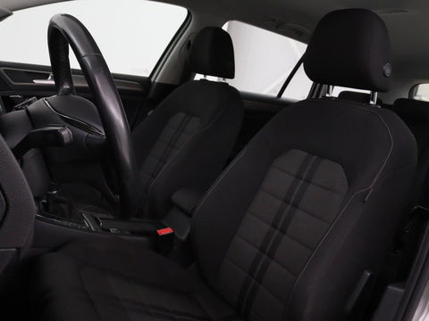Volkswagen Golf 1.0 TSI Connected Series | Carplay | Camera | Navigatie | Climate control | Parkeerhulp | Cruise control | Sportstoelen