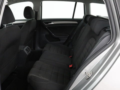 Volkswagen Golf 1.0 TSI Connected Series | Carplay | Camera | Navigatie | Climate control | Parkeerhulp | Cruise control | Sportstoelen