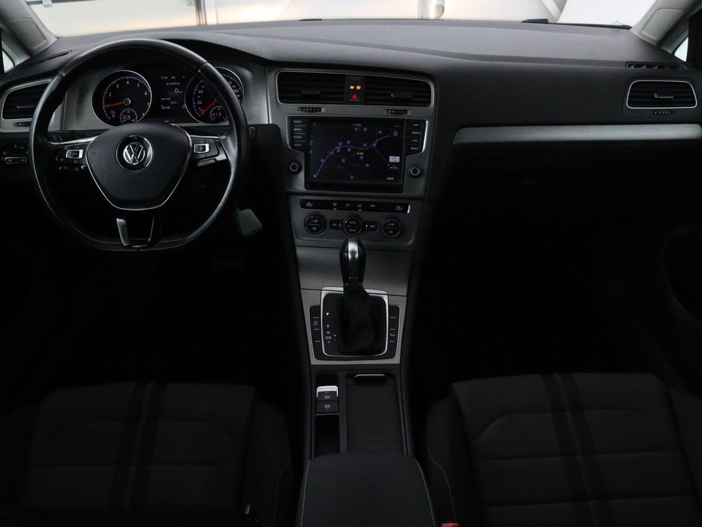Volkswagen Golf 1.0 TSI Connected Series | Carplay | Camera | Navigatie | Climate control | Parkeerhulp | Cruise control | Sportstoelen