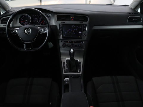 Volkswagen Golf 1.0 TSI Connected Series | Carplay | Camera | Navigatie | Climate control | Parkeerhulp | Cruise control | Sportstoelen