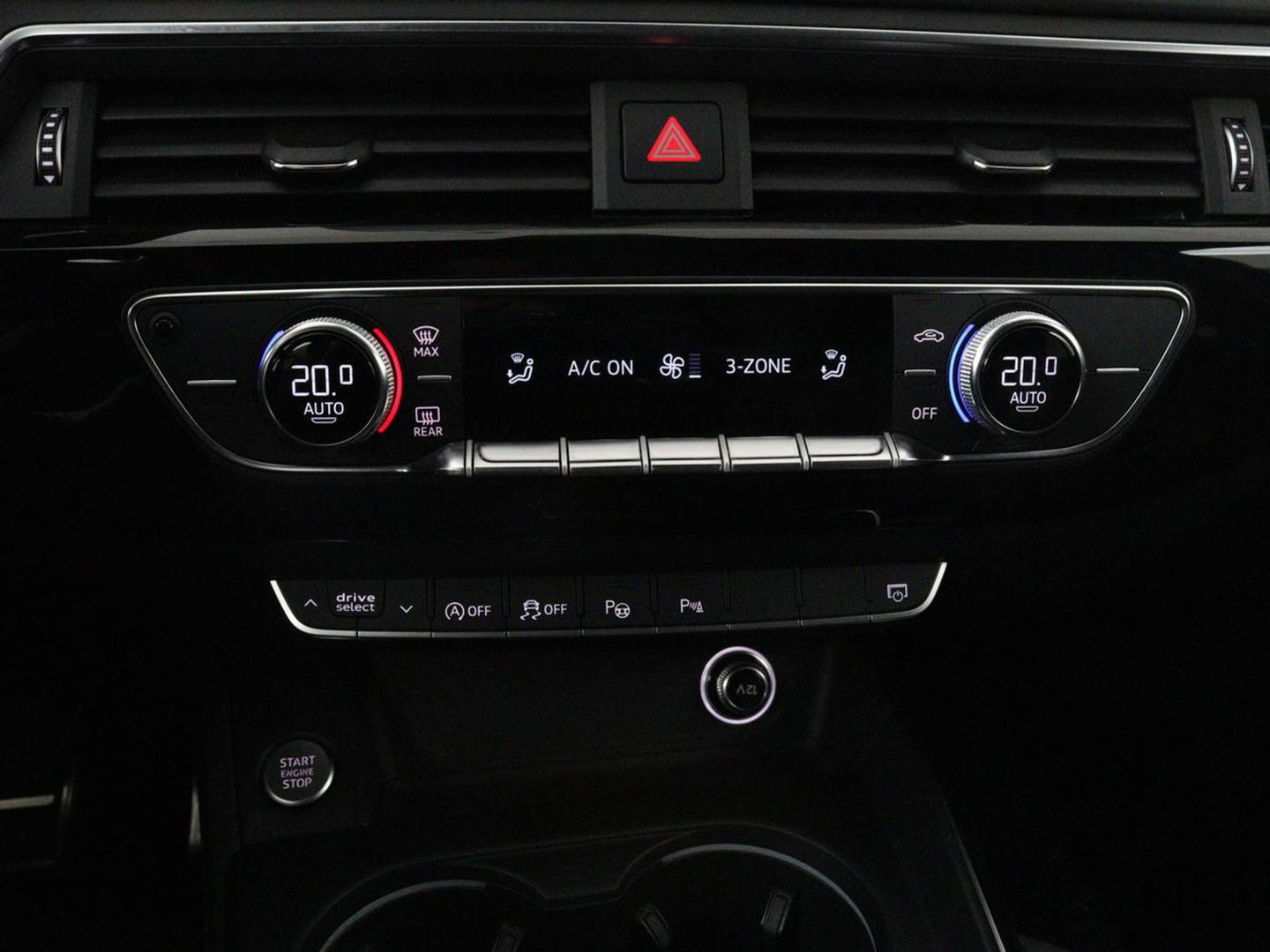 Audi A4 45 TFSI quattro Sport S line Black Edition | Leder | Trekhaak | 360 camera | Virtual Cockpit | Matrix LED | Navigatie | Sportstoelen | Park Assist | Climate control