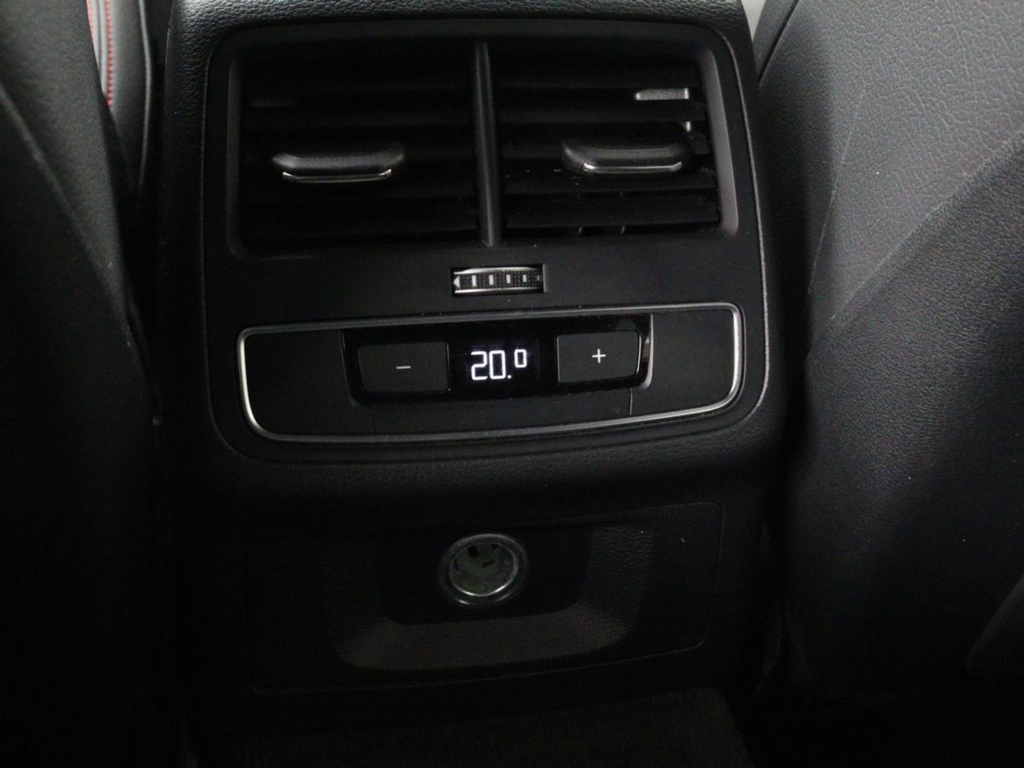 Audi A4 45 TFSI quattro Sport S line Black Edition | Leder | Trekhaak | 360 camera | Virtual Cockpit | Matrix LED | Navigatie | Sportstoelen | Park Assist | Climate control