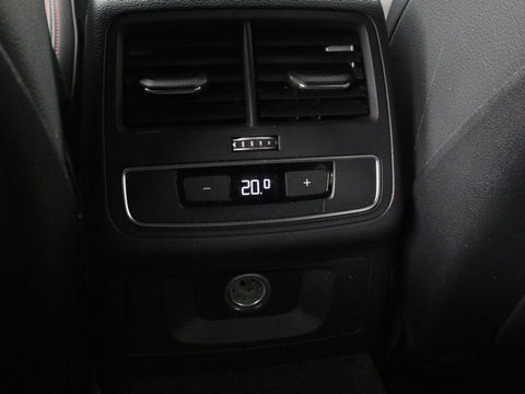 Audi A4 45 TFSI quattro Sport S line Black Edition | Leder | Trekhaak | 360 camera | Virtual Cockpit | Matrix LED | Navigatie | Sportstoelen | Park Assist | Climate control