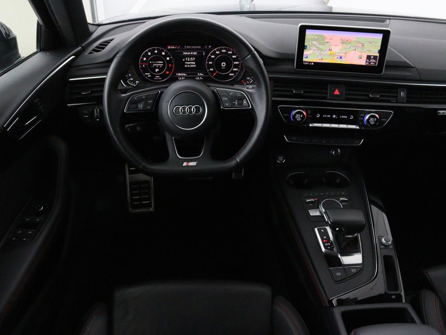 Audi A4 45 TFSI quattro Sport S line Black Edition | Leder | Trekhaak | 360 camera | Virtual Cockpit | Matrix LED | Navigatie | Sportstoelen | Park Assist | Climate control