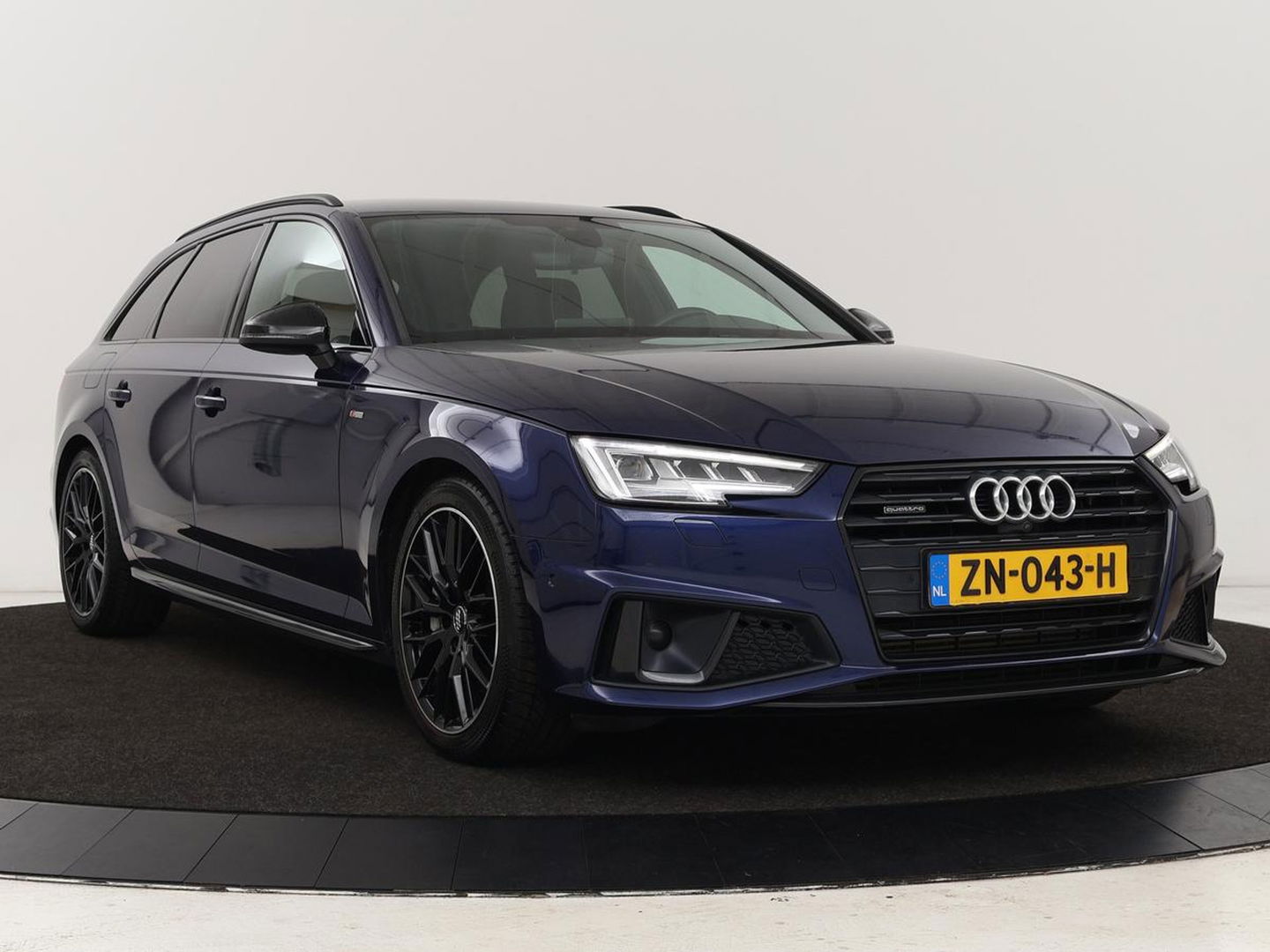 Audi A4 45 TFSI quattro Sport S line Black Edition | Leder | Trekhaak | 360 camera | Virtual Cockpit | Matrix LED | Navigatie | Sportstoelen | Park Assist | Climate control