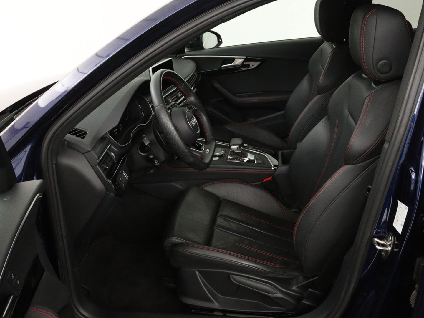 Audi A4 45 TFSI quattro Sport S line Black Edition | Leder | Trekhaak | 360 camera | Virtual Cockpit | Matrix LED | Navigatie | Sportstoelen | Park Assist | Climate control