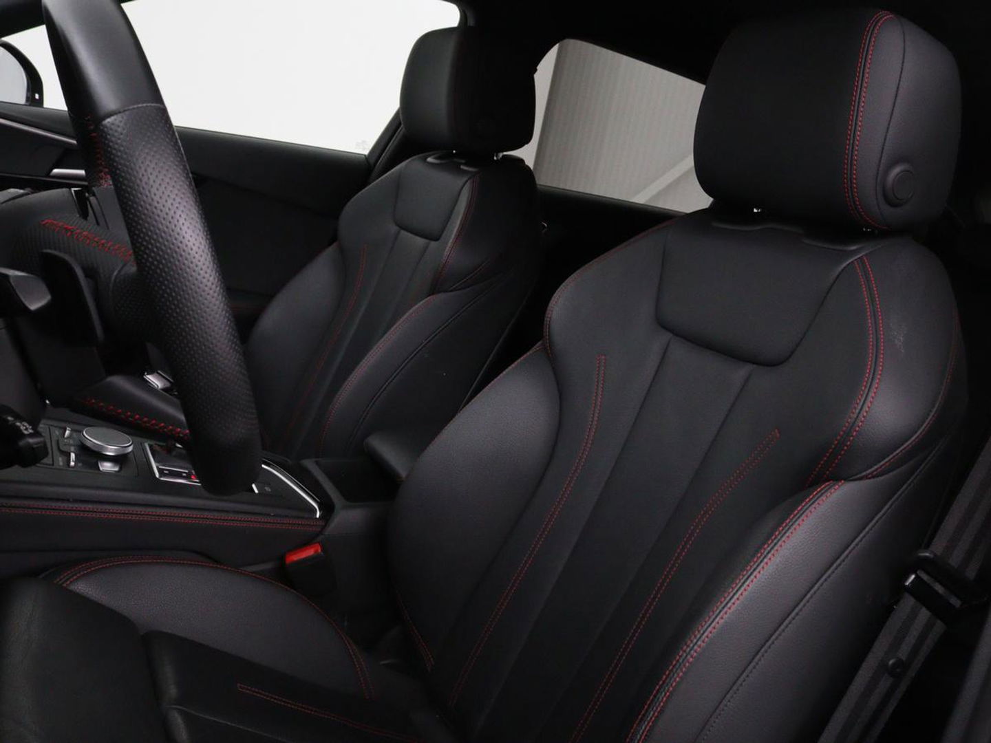 Audi A4 45 TFSI quattro Sport S line Black Edition | Leder | Trekhaak | 360 camera | Virtual Cockpit | Matrix LED | Navigatie | Sportstoelen | Park Assist | Climate control